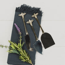 Load image into Gallery viewer, Selbrae House 3 Cheese Knives - Bee
