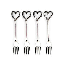 Load image into Gallery viewer, Selbrae House 4 Pastry Folks - Love Hearts
