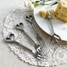Load image into Gallery viewer, Selbrae House 4 Pastry Folks - Love Hearts

